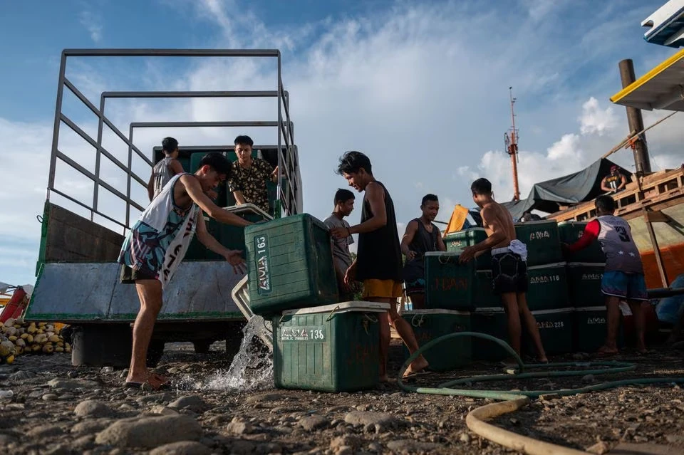Ngư dân Philippines tại một cảng biển ở tỉnh Zambales (Philippines) ngày 26-9. Ảnh: REUTERS Philippines kêu gọi ngư dân tiếp tục hiện diện tại bãi cạn Scarborough