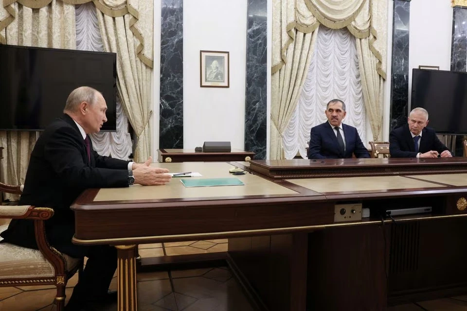 Tổng thống Nga Vladimir Putin (trái) gặp cựu chỉ huy cấp cao của nhóm lính đánh thuê Wagner Andrei Troshev (phải) và Thứ trưởng Bộ Quốc phòng Nga Yunus-Bek Yevkurov tại Điện Kremlin, thủ đô Moscow (Nga) ngày 28-9. Ảnh: SPUTNIK Ông Putin thảo luận cuộc chiến Ukraine với cựu lãnh đạo Wagner