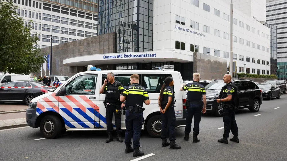 Cảnh sát Hà Lan tập trung gần lối vào Bệnh viện ĐH Erasmus ở TP Rotterdam (Hà Lan) ngày 28-9 sau vụ xả súng. Ảnh: AFP xa-sung-ha-lan.jpg