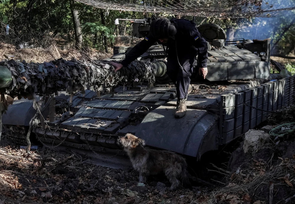 Binh sĩ Ukraine ở tỉnh Donetsk (Ukraine) ngày 28-9. Ảnh: REUTERS Có tin Ukraine sắp tấn công Kherson, Zaporizhia; Nga kỷ niệm 1 năm sáp nhập 4 tỉnh Ukraine