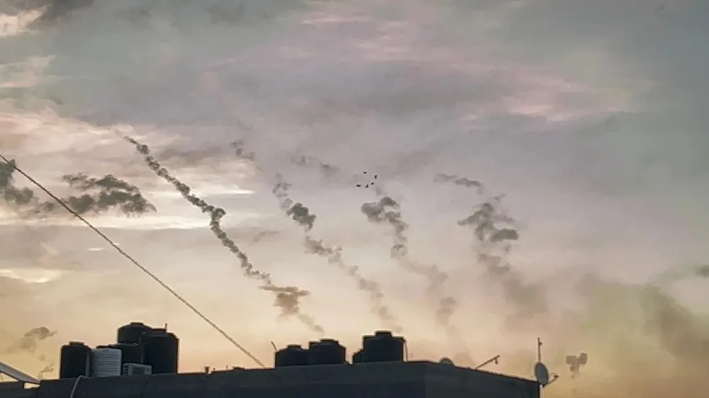 Nhiều rocket được bắn từ Dải Gaza về phía Israel vào sáng 7-10. Ảnh: CNN Israel hứng rocket, bị nhiều tay súng từ Gaza xâm nhập