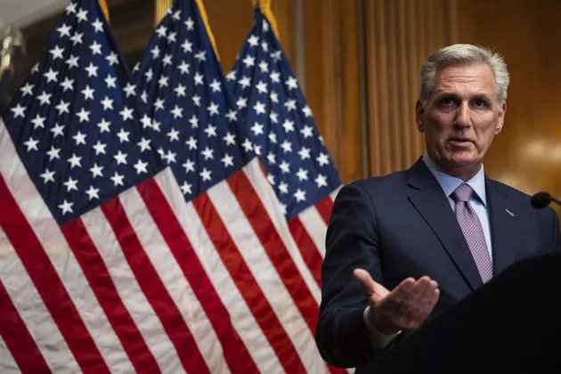 Ông Kevin McCarthy phát biểu tại một cuộc họp tại Đồi Capitol, thủ đô Washington D.C (Mỹ) sau khi Hạ viện bỏ phiếu bãi nhiệm khỏi vị trí chủ tịch hôm 3-10. Ảnh: POLITICO Ông McCarthy phủ nhận thông tin sẽ rời quốc hội Mỹ