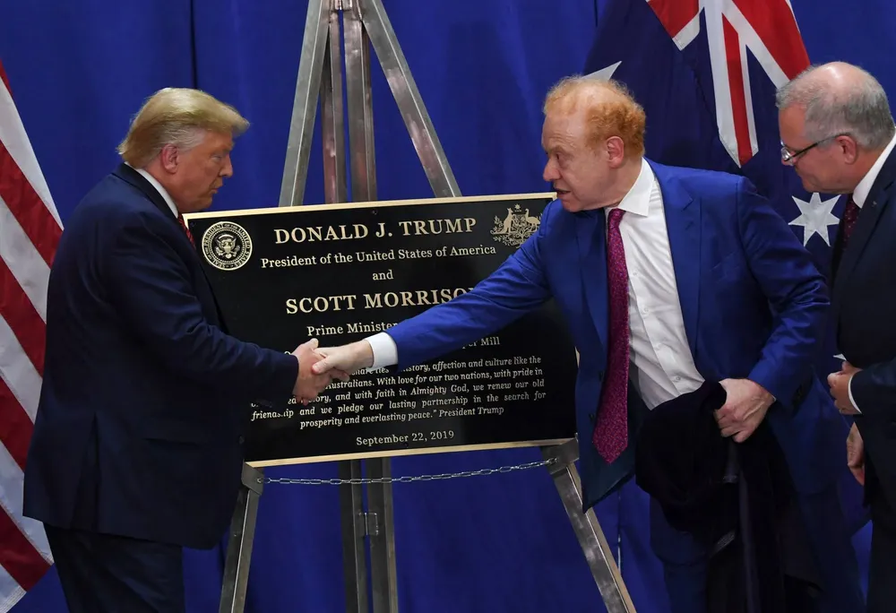 Ông Donald Trump (trái) - khi đó là Tổng thống Mỹ - bắt tay với doanh nhân Úc Anthony Pratt tại bang Ohio (Mỹ) vào tháng 9-2019. Ảnh: AFP trump.jpg