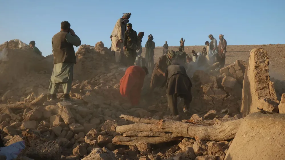 Đống đổ nát sau trận động đất ngày 7-10 tại tỉnh Herat, miền tây Afghanistan. Ảnh: AFP Taliban: Gần 2.000 chết sau động đất mạnh ở Afghanistan