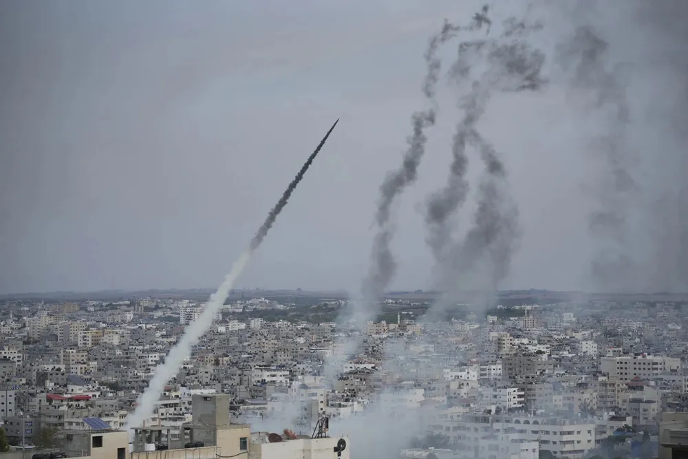 Nhiều rocket được bắn từ Dải Gaza về phía Israel vào sáng 7-10. Ảnh: AP Các ứng viên đảng Cộng hòa chỉ trích ông Biden về vụ tấn công ở Israel