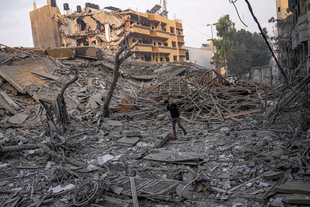 Một tòa nhà bị phá hủy ở Dải Gaza ngày 8-10. Ảnh: AP gaza.jpg