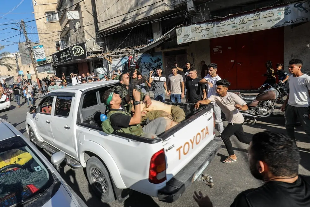 Xe tải được cho là chở người bị bắt cóc ở Israel về TP Khan Yunis, phía nam Dải Gaza. Ảnh: DPA israel.jpg