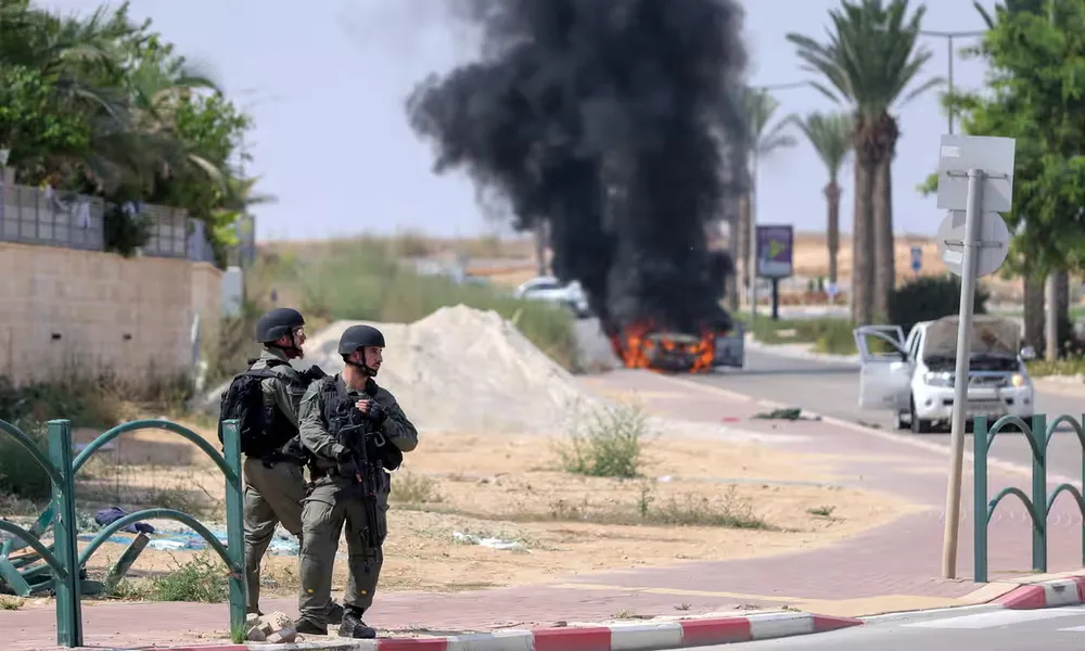 Binh sĩ Israel canh gác tại thị trấn Ofakim (phía nam Israel) ngày 7-10 sau khi lực lượng vũ trang Hamas tấn công Israel. Ảnh: AP israel 2.jpg