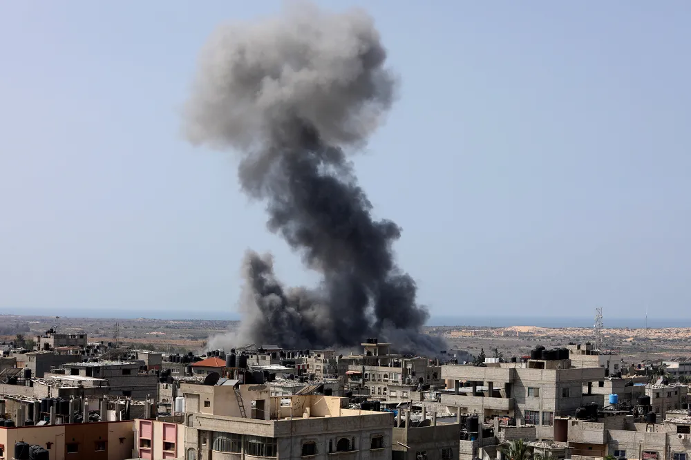 Khói bốc lên sau cuộc không kích của Israel ở Dải Gaza ngày 8-10. Ảnh: ANADOLU AGENCY Israel.jpg