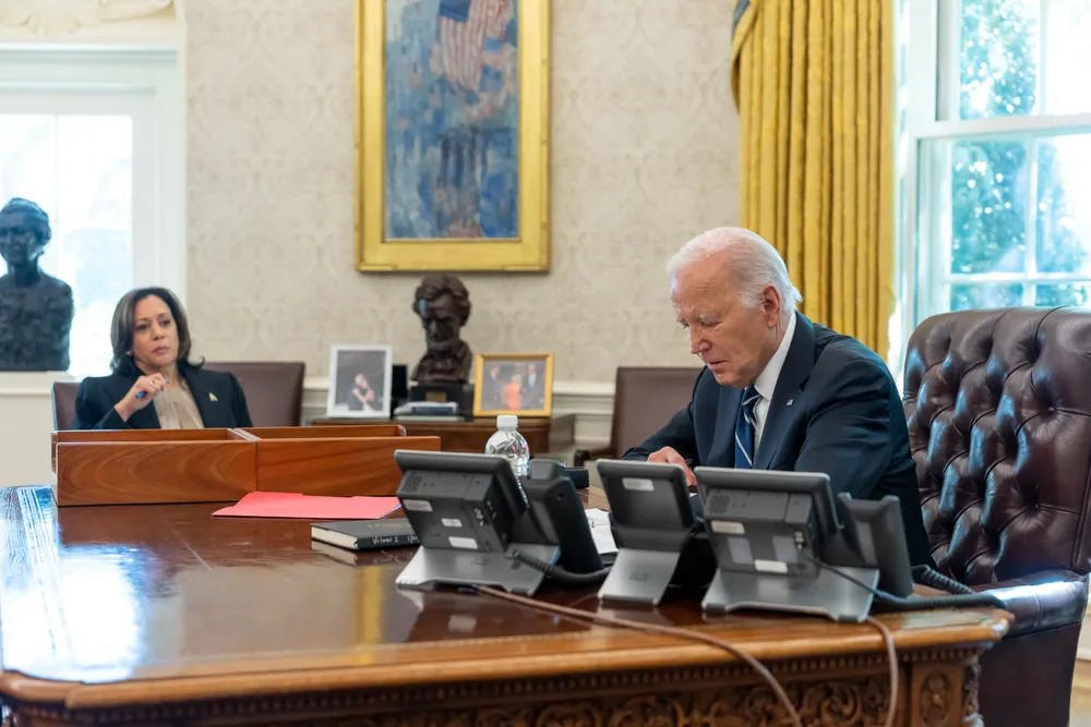 Tổng thống Mỹ Joe Biden (phải) và phó Tổng thống Kamala Harris trong cuộc điện đàm với Thủ tướng Israel Benjamin Netanyahu tại Nhà Trắng, thủ đô Washington D.C (Mỹ) ngày 10-10. Ảnh: CNN hamas-israel.jpg