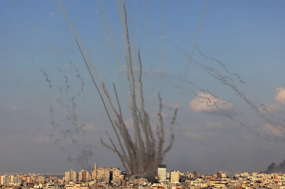 Loạt rocket do nhóm Hamas bắn từ Dải Gaza về phía Israel ngày 10-10. Ảnh: AFP israel 2.jpg