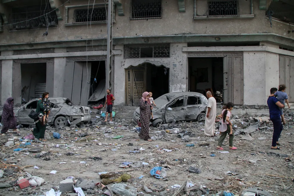 Nhà cửa hư hại do các cuộc không kích của Israel vào Dải Gaza ngày 10-10. Ảnh: GETTY IMAGES israel.jpg