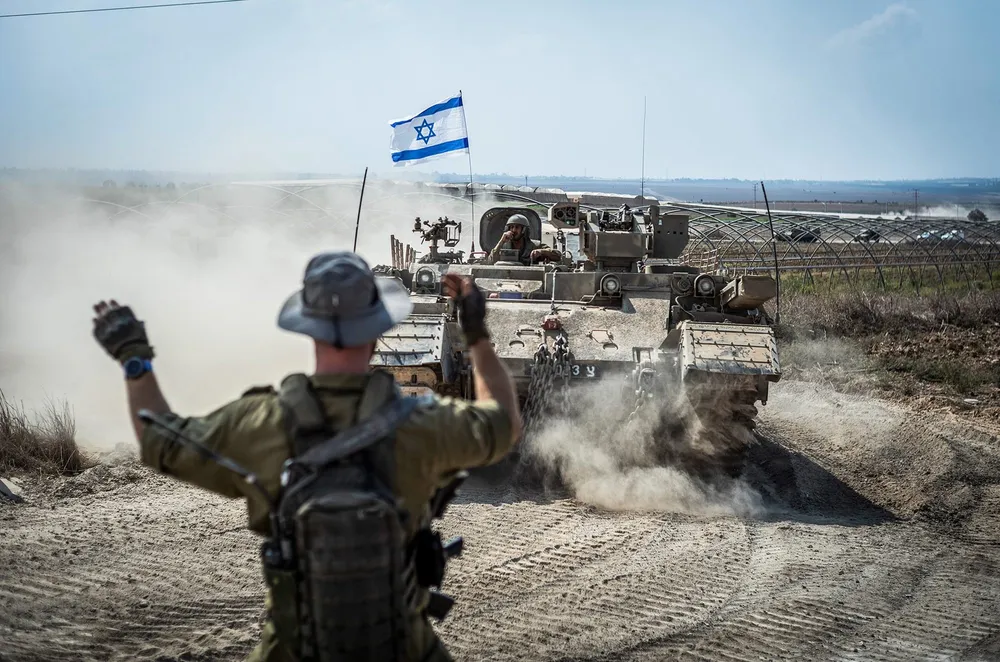 Binh lính và phương tiện chiến đấu quân sự của Israel ở TP Sderot (Israel), gần biên giới với Dải Gaza ngày 14-10. Ảnh: AFP Xung đột Israel-Hamas 15-10