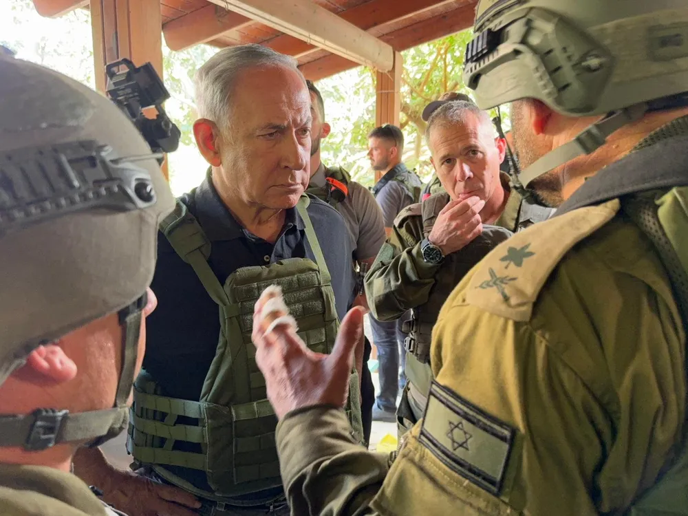Thủ tướng Israel Benjamin Netanyahu gặp gỡ các binh sĩ Israel hôm 14-10. Ảnh: VĂN PHÒNG THỦ TƯỚNG ISRAEL Xung đột Israel-Hamas 15-10