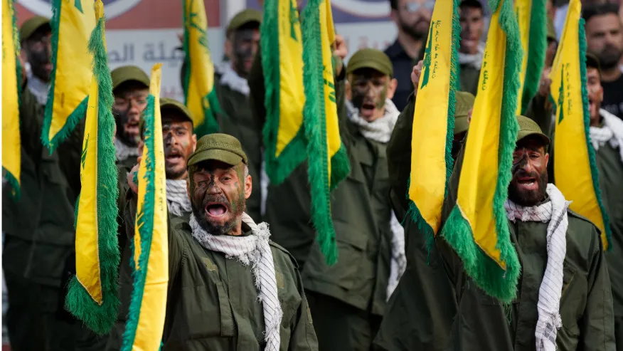 Các chiến binh Hezbollah dự lễ tang của hai đồng đội thiệt mạng do cuộc pháo kích của Israel vào làng Kherbet Selem (miền nam Lebanon) hôm 10-10. Ảnh: AP Liệu căng thẳng Israel-Hezbollah sẽ bùng nổ thành xung đột?
