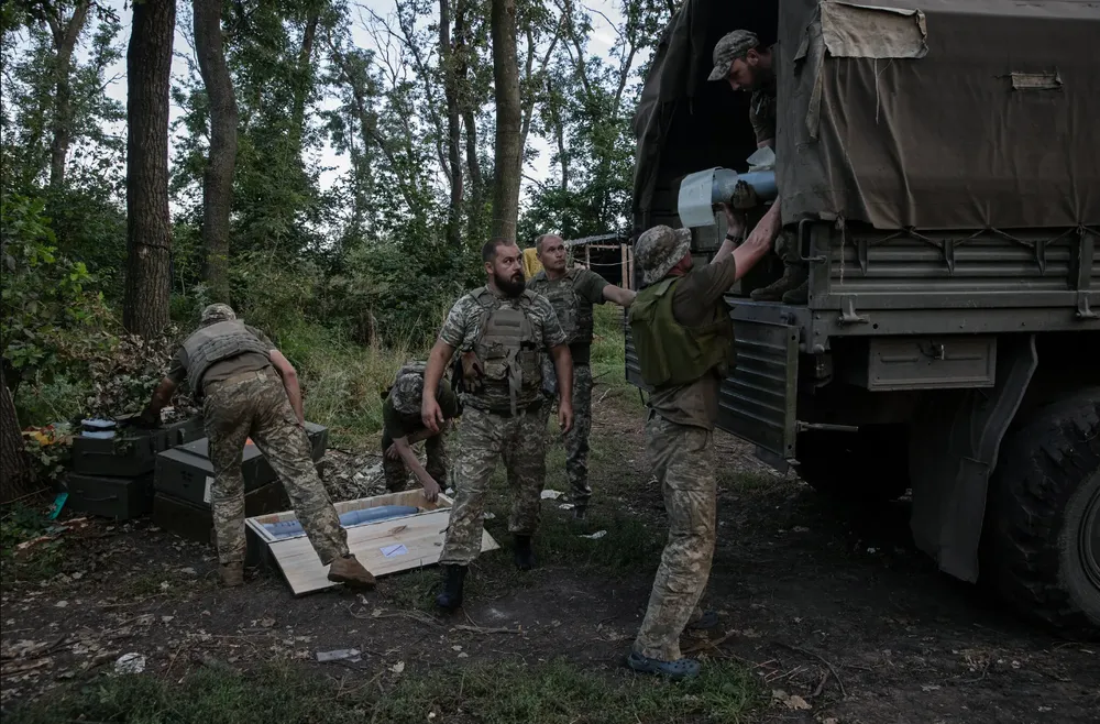 Lính Ukraine bốc dỡ đạn dược ở vùng Donbass, miền đông Ukraine hồi tháng 8. Ảnh: THE NEW YORK TIMES ukraine.png