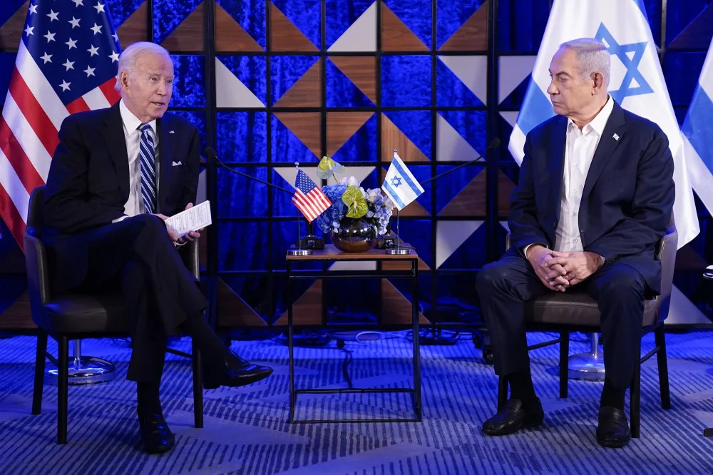 Tổng thống Mỹ Joe Biden (trái) và Thủ tướng Israel Benjamin Netanyahu gặp nhau tại Tel Aviv (Israel) ngày 18-10. Ảnh: AP israel-biden.jpg