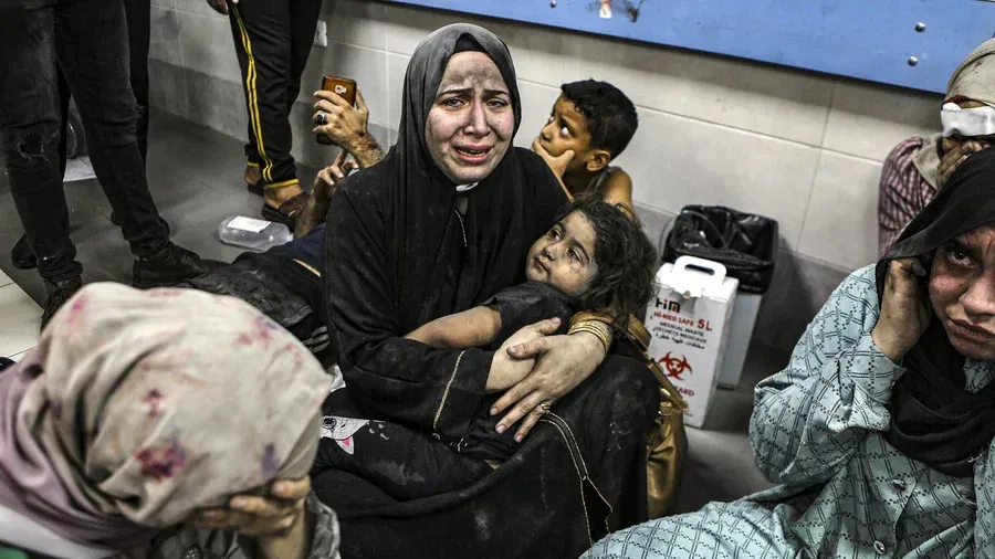 Những người Palestine bị thương chờ được điều trị sau khi bệnh viện Baptist Al-Ahli bị tấn công ngày 17-10. Ảnh: AP Ai tấn công bệnh viện Gaza? Israel, Hamas hay bên nào khác?