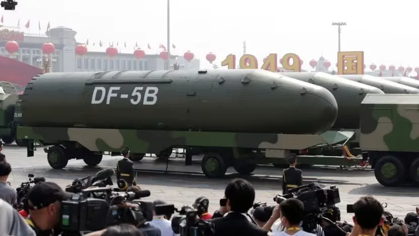 Tên lửa đạn đạo xuyên lục địa DF-5B trong cuộc duyệt binh kỷ niệm 70 năm quốc khánh Trung Quốc tại thủ đô Bắc Kinh (TQ) ngày 1-10. Ảnh: REUTERS trung quoc.jpg