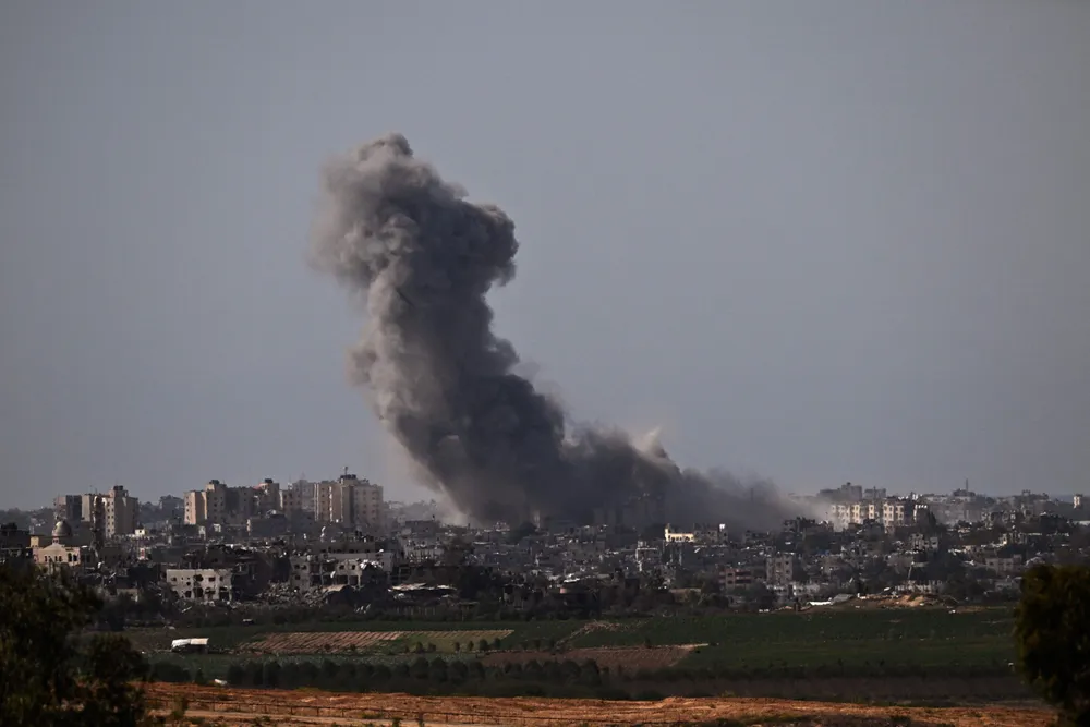 Khói bốc lên ở phía bắc Dải Gaza sau cuộc tấn công của Israel vào ngày 21-10.Ảnh: AFP israel.jpg