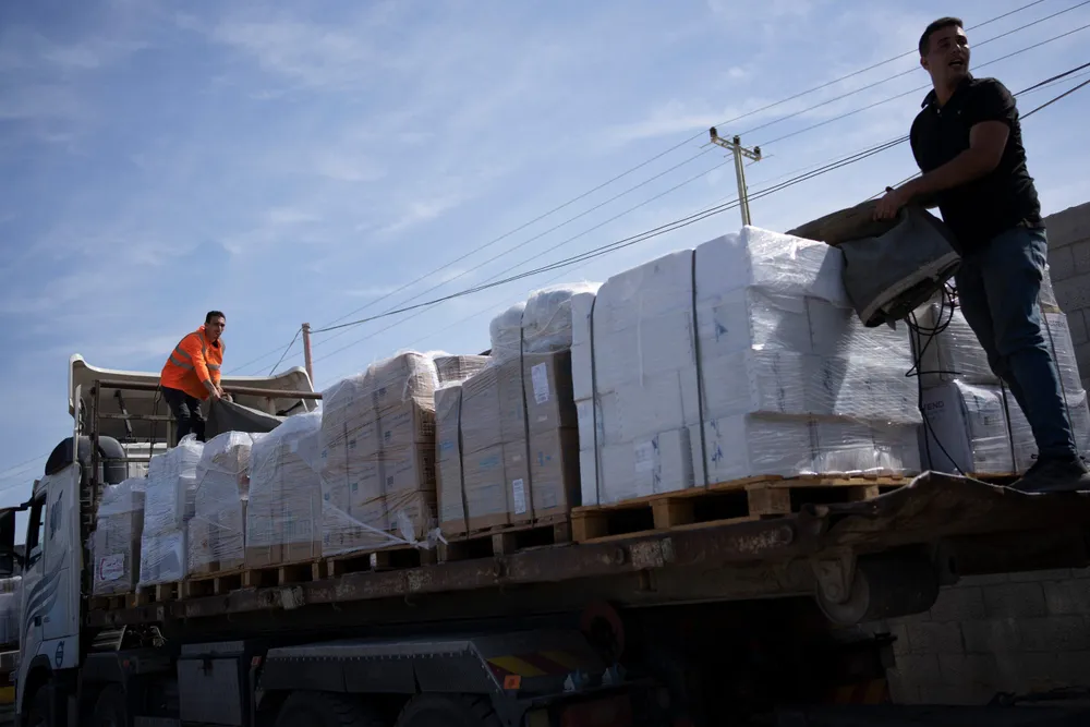 Một xe tải chở hàng viện trợ nhân đạo đến cửa khẩu Rafah (Ai Cập) ngày 21-10. Ảnh: AP vien-tro.jpg