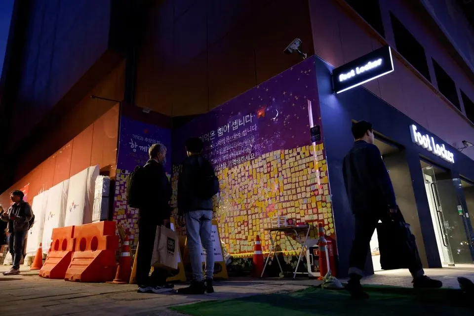 Một con hẻm ở khu Itaewon, thủ đô Seoul (Hàn Quốc), ngày 23-10. Ảnh: REUTERS halloween-han.jpg