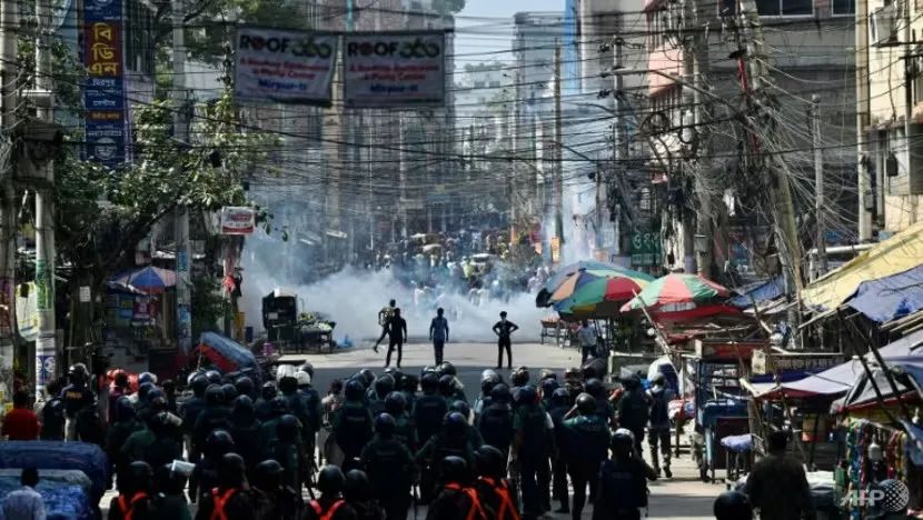 Bangladesh: Hàng nghìn công nhân biểu tình bạo lực đòi tăng lương khiến hàng trăm nhà máy đóng cửa