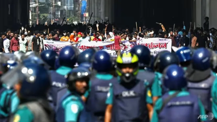 Bangladesh: Hàng nghìn công nhân biểu tình bạo lực đòi tăng lương khiến hàng trăm nhà máy đóng cửa