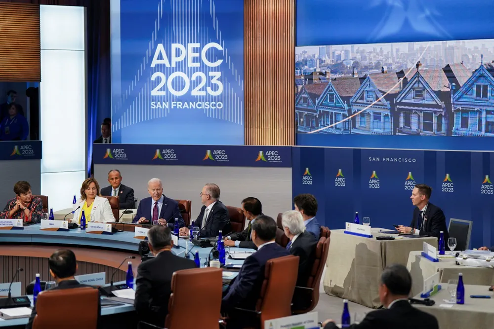 Tổng thống Mỹ Joe Biden phát biểu tại Hội nghị thượng đỉnh Diễn đàn Hợp tác kinh tế châu Á-Thái Bình Dương (APEC) ở TP San Francisco (bang California, Mỹ) ngày 17-11. Hội nghị đã thông qua tuyên bố chung APEC 2023 với tên gọi Tuyên bố Cổng Vàng. Ảnh: REUTERS APEC 2023 thông qua tuyên bố chung