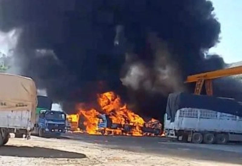 Xe tải bốc cháy tại cửa khẩu Kyinsankyawt trên biên giới Myanmar-Trung Quốc hôm 23-11. Ảnh: REUTERS myanmar.jpg