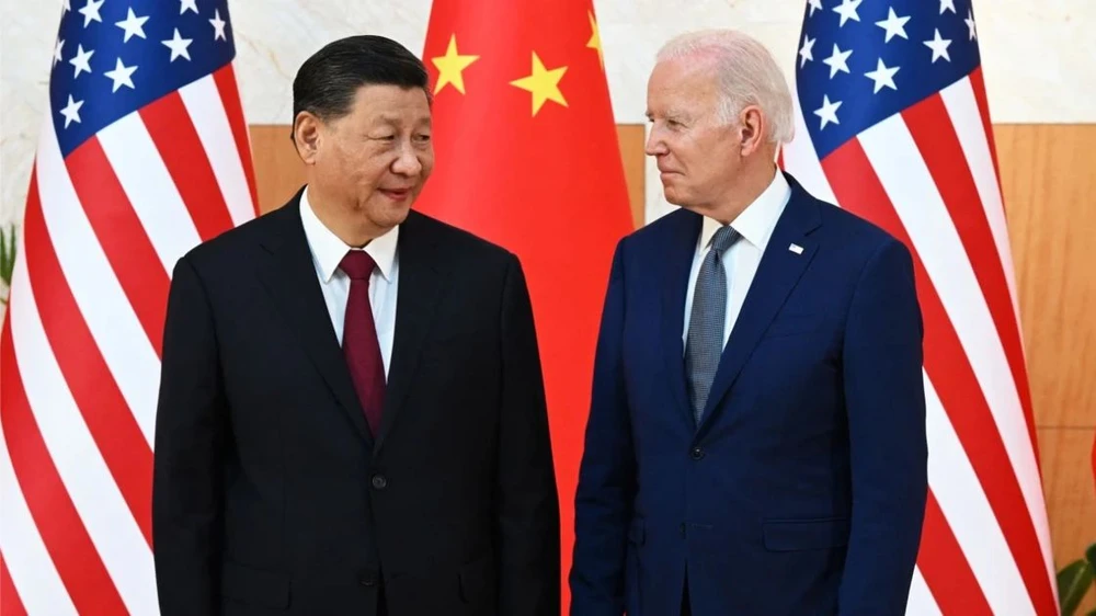Chủ tịch Trung Quốc Tập Cận Bình (trái) và Tổng thống Mỹ Joe Biden. Việc lãnh đạo Trung Quốc và Mỹ vắng mặt ở Hội nghị COP28 làm dấy lên nhiều ý kiến trái chiều về cam kết giảm thiểu phát thải của hai quốc gia. Ảnh: AFP Sự vắng mặt của lãnh đạo Trung Quốc và Mỹ ở Hội nghị COP28 làm dấy lên những nghi ngờ về mối quan tâm thực chất đến khí hậu của hai ‘ông lớn’ có nhiều ảnh hưởng nhất đến môi trường. Tuy nhiên, cần ghi nhận những nỗ lực giảm thiểu tác động xấu đến khí hậu, nhất là đối với khí thải carbon của hai quốc gia này.
