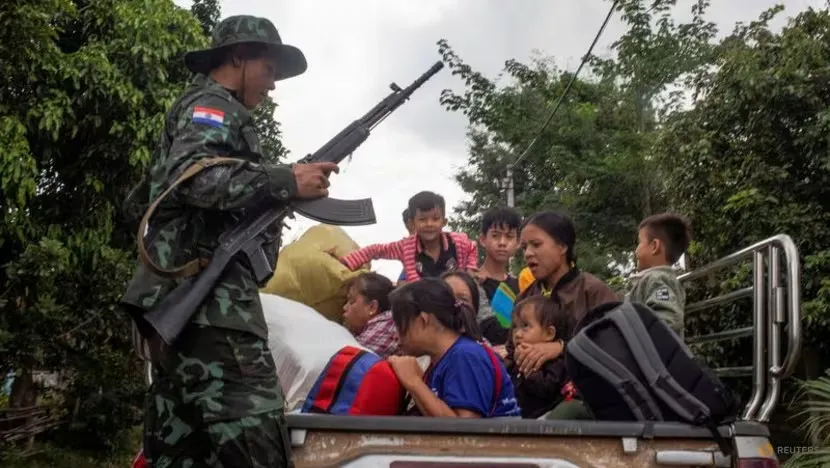 Một thành viên của Lực lượng Phòng vệ dân tộc Karenni (KNDF) giải cứu dân thường bị mắc kẹt do giao tranh ở bang Kayah (Myanmar) ngày 14-11. Ảnh: REUTERS Liên Hợp Quốc cảnh báo về tình hình nhân đạo ở Myanmar