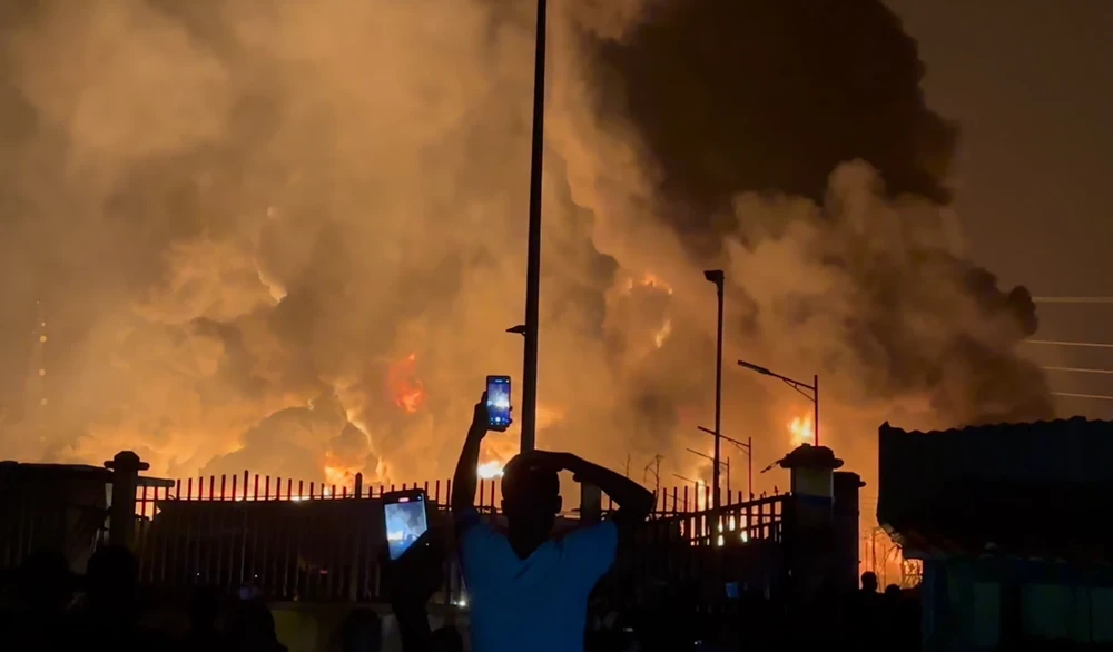 Người dân chứng kiến vụ nổ kho dầu ngày 18-12 tại Guinea. ẢNH: AP.