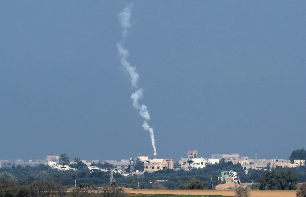 Một vụ pháo kích ở Gaza ngày 29-12 trong bối cảnh giao tranh giữa Israel và Hamas. Ảnh: REUTERS Nam Phi kiện Israel lên tòa án quốc tế