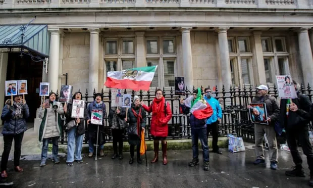 Những người biểu tình bên ngoài văn phòng Liên Hợp Quốc ở thủ đô London (Anh) vào tháng 12, phản đối việc Iran bắt giữ và hành quyết tù nhân. Ảnh: SHUTTERSTOCK mossad-7387.jpg