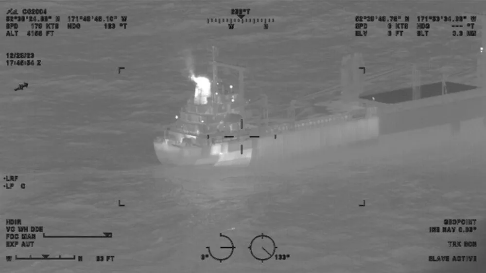 Mỹ nỗ lực cứu tàu chở 2.000 tấn pin, cháy hơn 2 ngày ngoài khơi Alaska