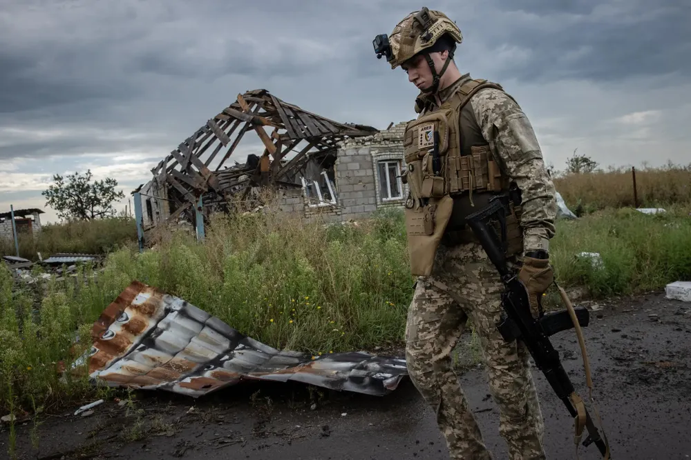 Binh sĩ Ukraine ở TP Marinka (tỉnh Donetsk, miền đông Ukraine). Ảnh: THE NEW YORK TIMES Chiến sự Nga-Ukraine 6-1