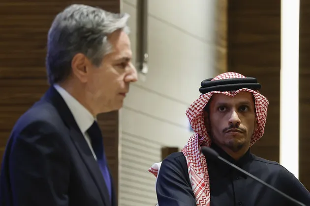 Ngoại trưởng Antony Blinken (trái) và Thủ tướng Qatar Sheikh Mohammed bin Abdulrahman Al Thani trong cuộc họp báo tại thủ đô Doha (Qatar) ngày 7-1. Ảnh: AP Xung đột Israel-Hamas 8-1