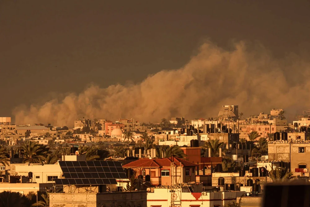 Khói bốc lên tại TP Khan Younis (miền nam Gaza) ngày 11-1 trong bối cảnh giao tranh giữa Israel và Hamas vẫn tiếp diễn. Ảnh: AFP Xung đột Israel-Hamas 12-1
