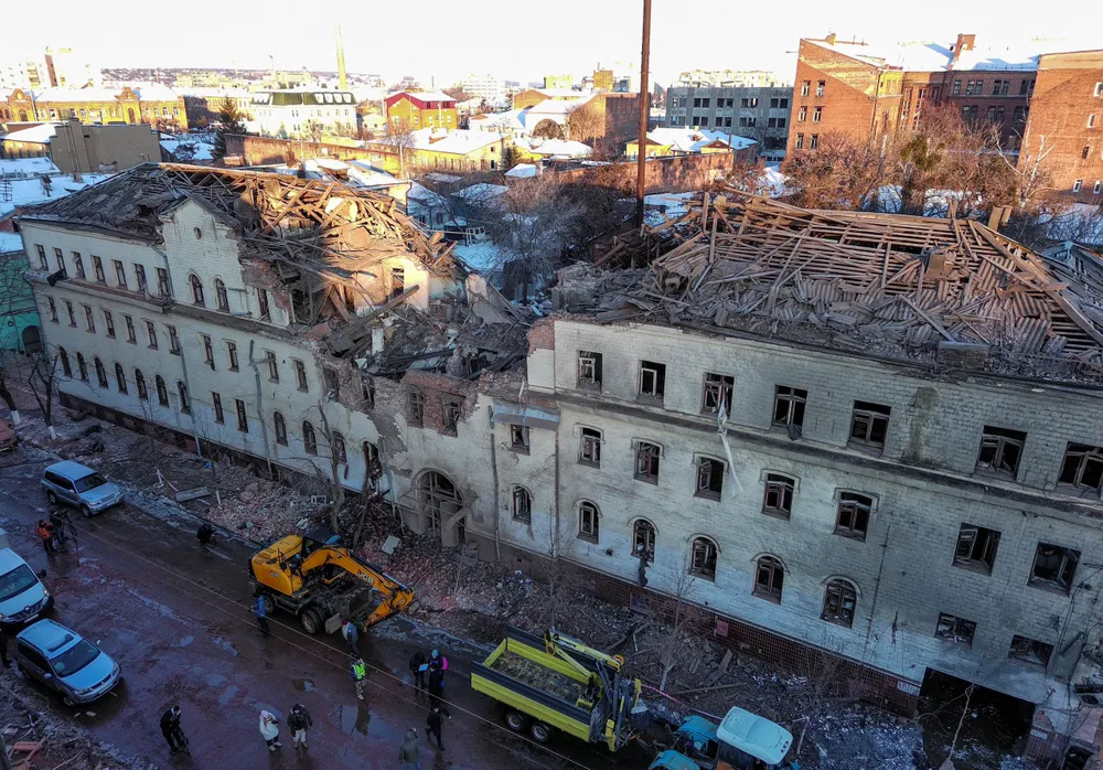 Một tòa nhà bị hư hại nặng nề ở tỉnh Kharkiv (Ukraine) ngày 17-1 trong bối cảnh Nga cho biết đã tấn công vào khu vực này. Ảnh: REUTERS Nga triệu tập đại sứ Pháp- Pháp bác bỏ cáo buộc của Nga liên quan lính đánh thuê Pháp ở Ukraine