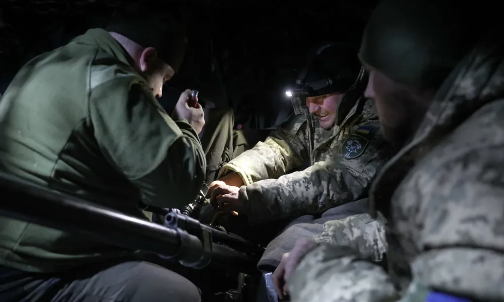 Binh sĩ Ukraine lắp đặt pháo tự động tại một địa điểm không xác định. Ảnh: AFP Chiến sự Nga-Ukraine 27-1