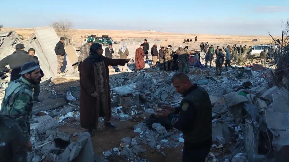 Các tòa nhà bị phá hủy ở thị trấn Al-Qaim (tỉnh Anbar, Iraq) hôm 3-2 sau khi máy bay chiến đấu của Mỹ không kích mục tiêu liên quan Iran ở thị trấn này một ngày trước đó. Ảnh: ANADOLU AGENCY My-khong-kich-muc-tieu-lien-quan-Iran-o-Iraq-va-Syria.jpg
