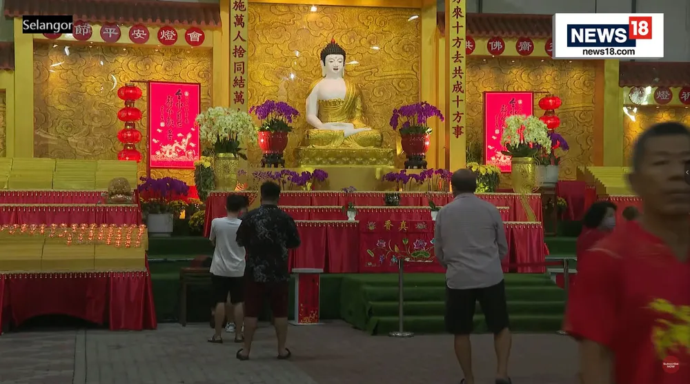 Người dân bang Selangor (Malaysia) đến chùa cầu nguyện vào đêm giao thừa Tết Giáp Thìn. Ảnh: CNN-NEWS18 nam-moi-giap-thin 1.jpg