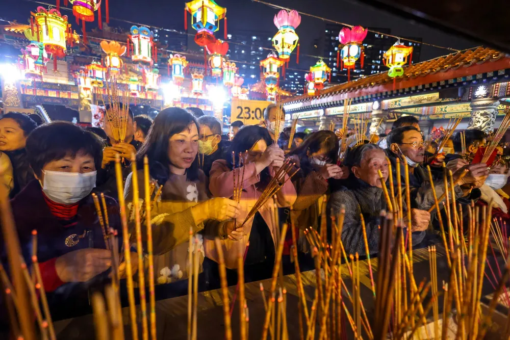 Người dân Hong Kong làm lễ dâng hương tại đền Huỳnh Đại Tiên đêm 30 Tết (9-2). Ảnh: SOUTH CHINA MORNING POST Ảnh, Video: Châu Á tưng bừng chào đón năm mới Giáp Thìn