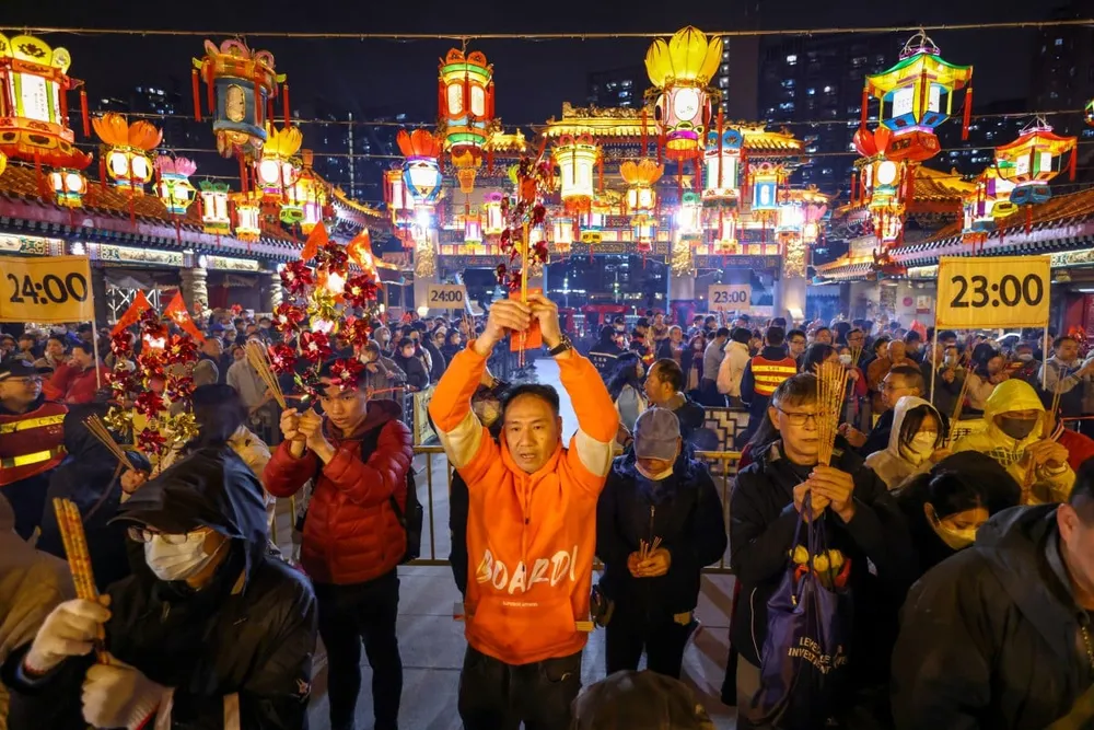 Tại Hong Kong (Trung Quốc), từ rất sớm, hàng nghìn người đã tập trung tại đền Huỳnh Đại Tiên - một trong những đền thờ Đạo giáo lớn nhất Hong Kong để tham gia nghi thức dâng hương đầu tiên trong năm mới Giáp Thìn. Ảnh: SOUTH CHINA MORNING POST Ảnh, Video: Châu Á tưng bừng chào đón năm mới Giáp Thìn