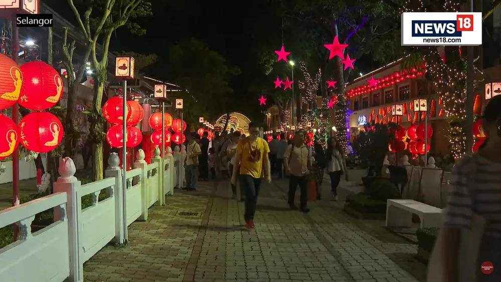 Người dân bang Selangor (Malaysia) đến chùa cầu nguyện vào đêm giao thừa Tết Giáp Thìn. Ảnh: CNN-NEWS18 nam-moi-giap-thin 4.jpg