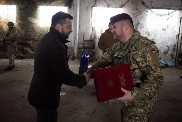 Tổng thống Ukraine Volodymyr Zelensky (trái) thăm tiền tuyến tại TP Kupiansk (tỉnh Kharkiv) ngày 19-2. Ảnh: KYIV INDEPENDENT Chiến sự Nga-Ukraine 20-2