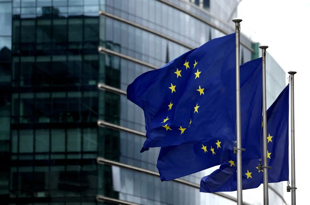 Cờ Liên minh châu Âu (EU) tung bay bên ngoài trụ sở Ủy ban châu Âu tại thủ đô Brussels (Bỉ). Ảnh: REUTERS Chiến sự Nga-Ukraine 22-2