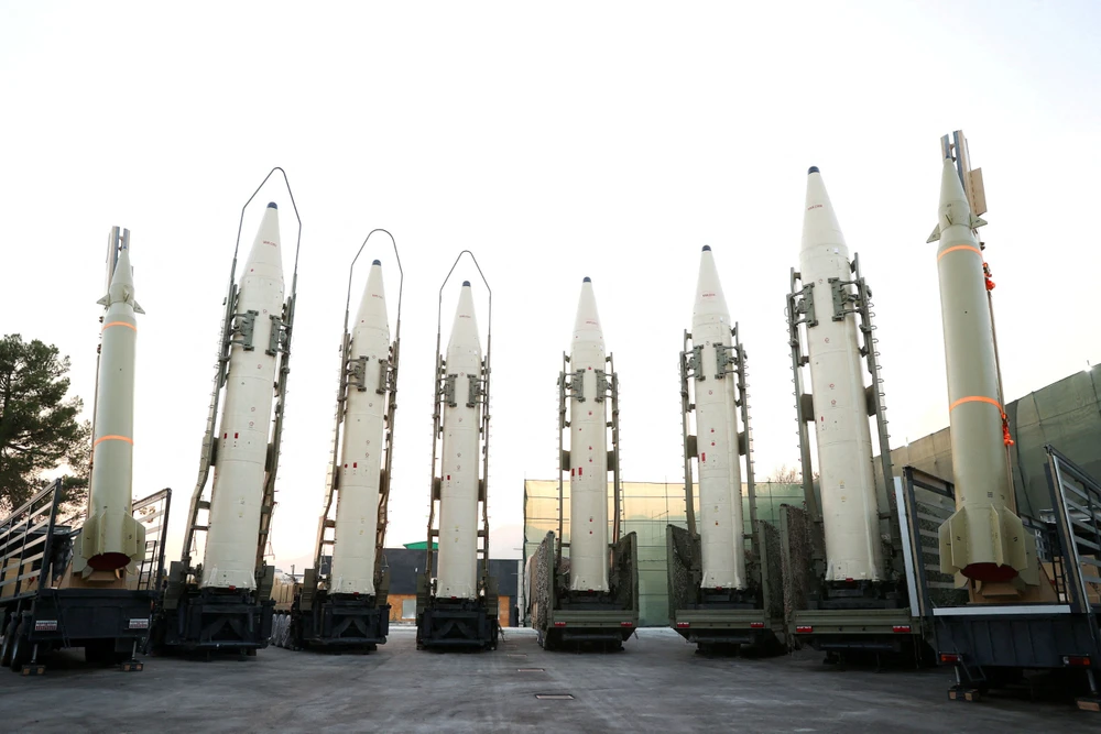 Tên lửa đạn đạo của Iran được trưng bày trong một buổi lễ tại thủ đô Tehran (Iran) hồi tháng 8-2023. Ảnh: WANA Mỹ bình luận tin Iran gửi 400 tên lửa đạn đạo cho Nga
