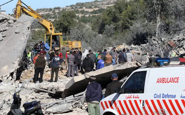 Người dân và lực lượng cứu hộ tại một địa điểm ở làng Kafra (phía nam Lebanon) ngày 29-2 sau khi ngôi làng trúng không kích của Israel. Ảnh: AFP Xung đột Israel-Hamas 1-3